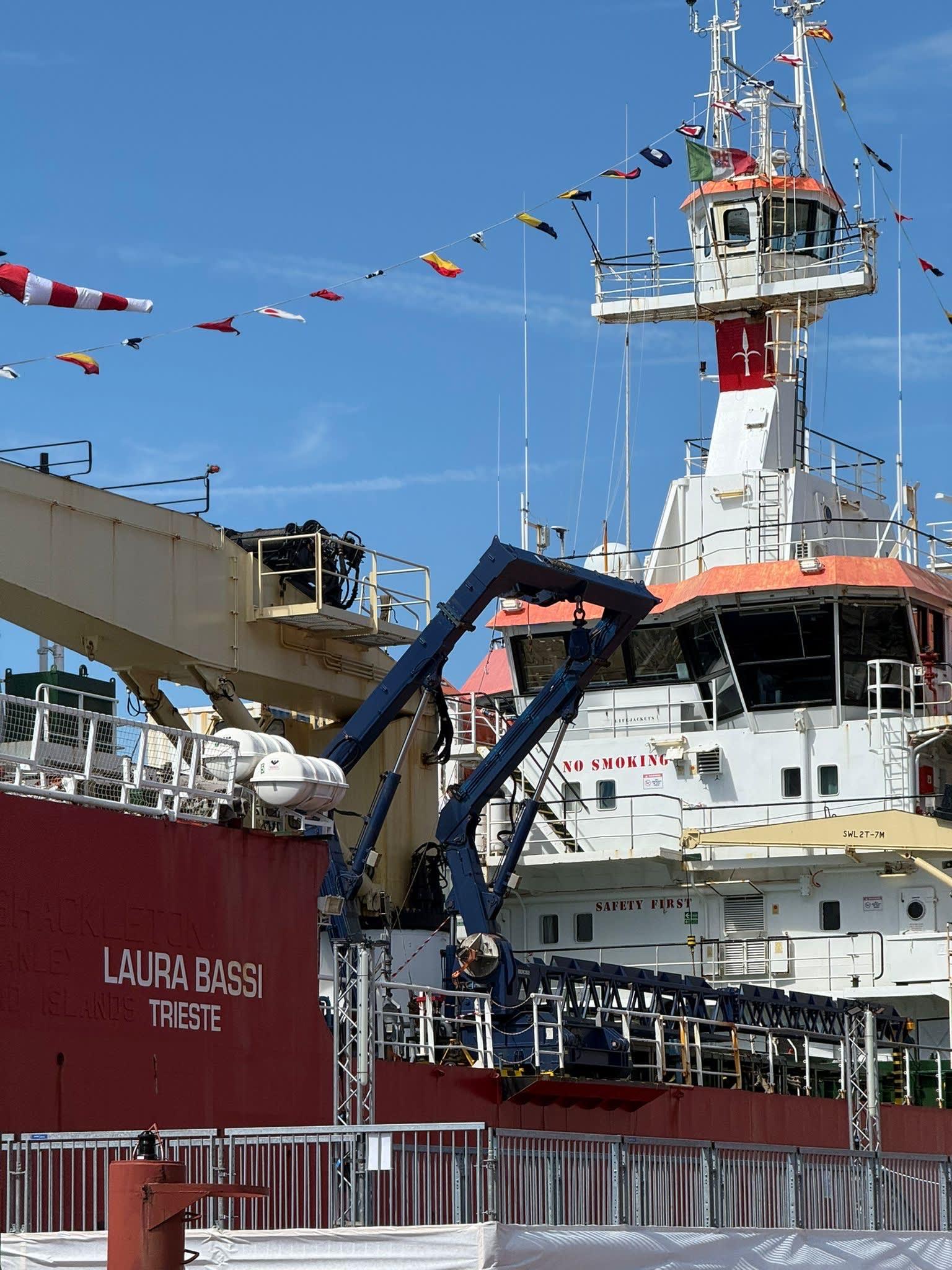 Icebreaker Ship "Laura Bassi" Arrives in Antarctica: Italian Expedition Begins with 200 Researchers